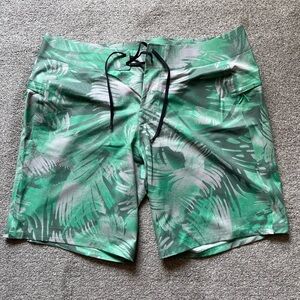 Mens Lululemon Current State 10” Board Shorts Size 36 Swimming
